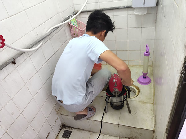 绥宁管道堵塞冒臭气 专业师傅现场解决问题
