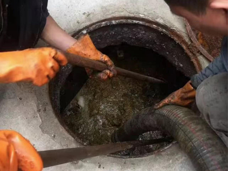 绥宁清理化粪池时如何避免沼气的危害？